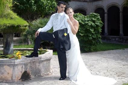 Los novios en el jardín