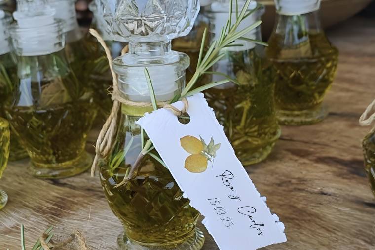 Detalle aceite con etiqueta