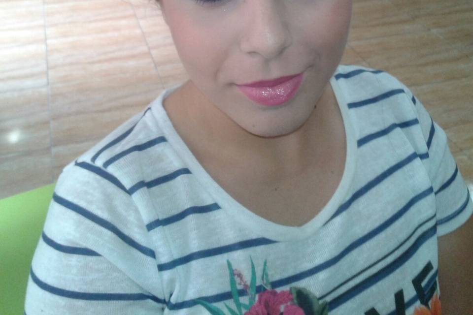 Maquillaje y peinado pin up