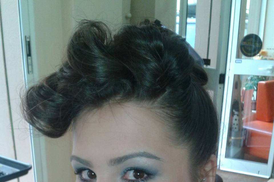 Maquillaje y recogido pin up