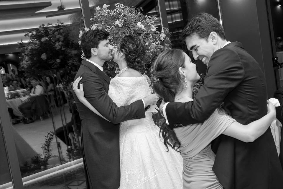 Los hermanos en el banquete