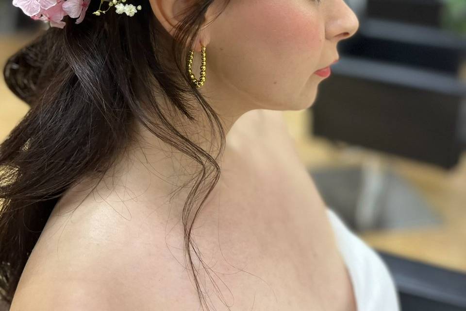 Elegante peinado y maquillaje