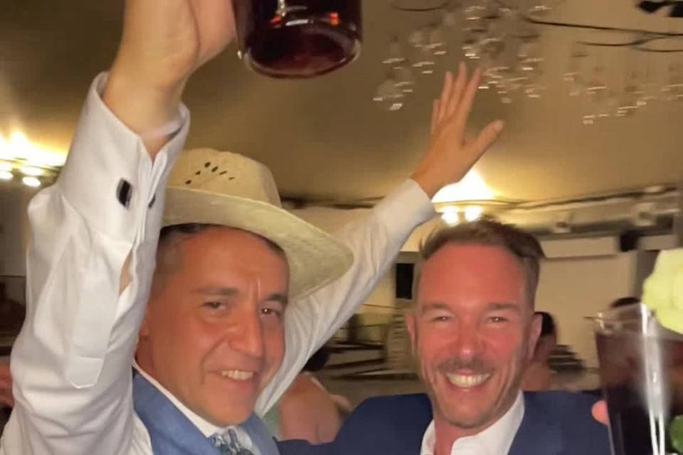 Amigos celebrando
