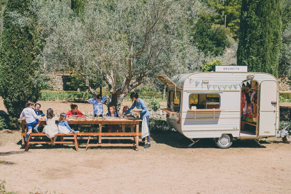 Brunette Caravan