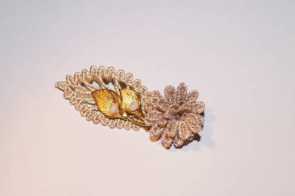 Broche flor beige