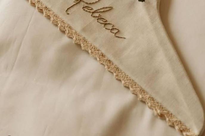 Perchas de novia bordadas