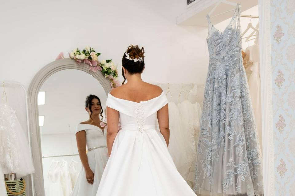 vestido_novia_escote_off_shoulder_cola