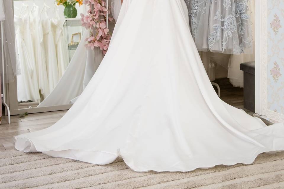 vestido_novia_espalda_encaje_cola_lisa