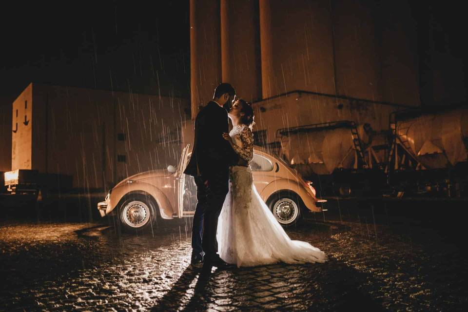 Pareja bajo la lluvia 2