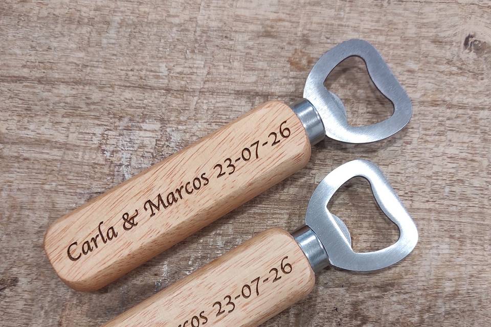 Abridor de madera grabado