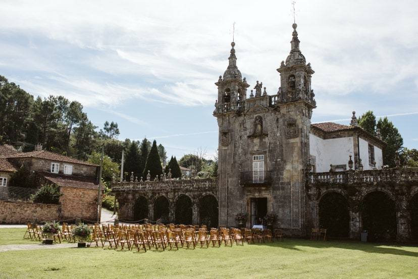 Ceremonia con silla de bambú