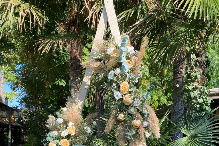 Arco con arreglo floral