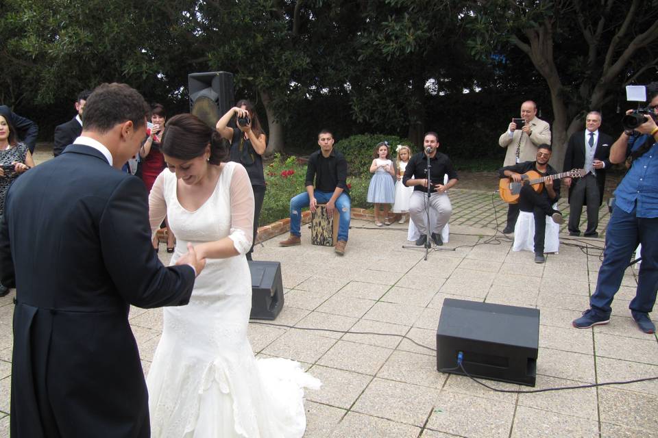 Novios bailando en el cóctel