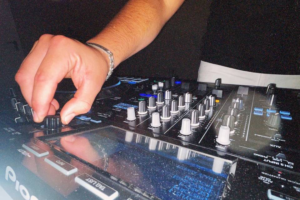 DJ en cabina