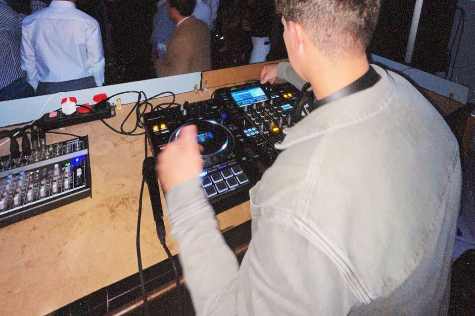 DJ en cabina