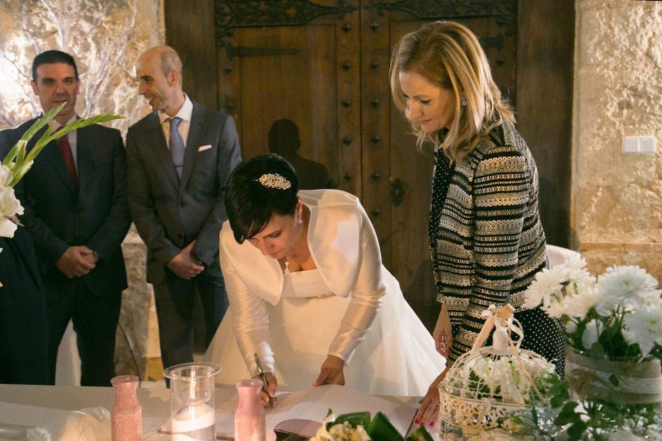 La novia firmando