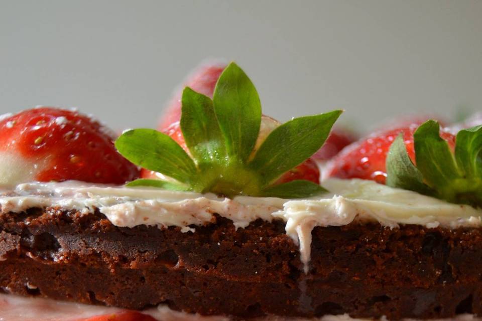 Tarta de chocolate y fresas