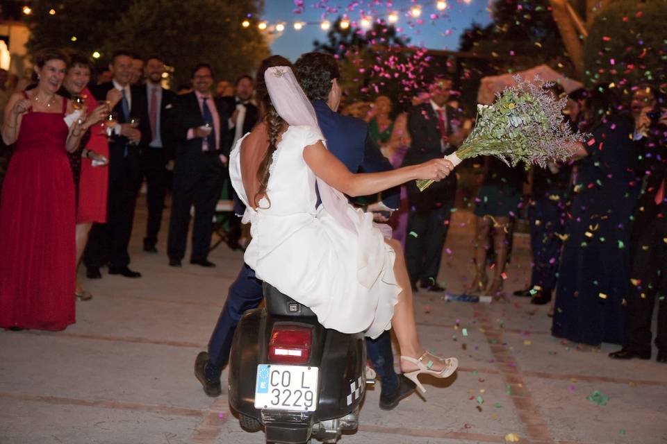 Boda B&Á, entrada en Vespa