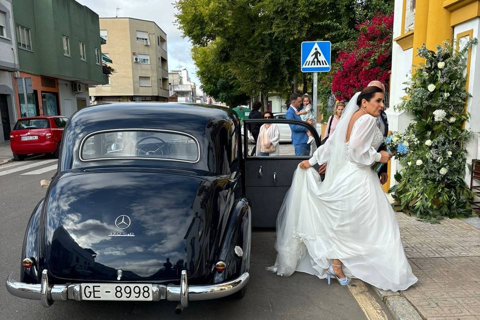 Novia bajando del coche