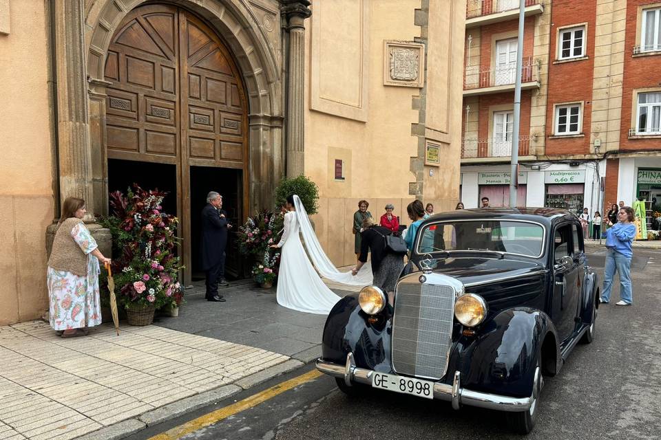 Novia al bajar del coche