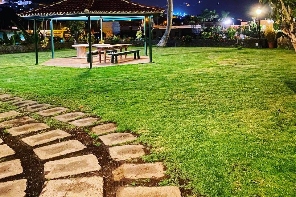 Jardín kiosko por la noche