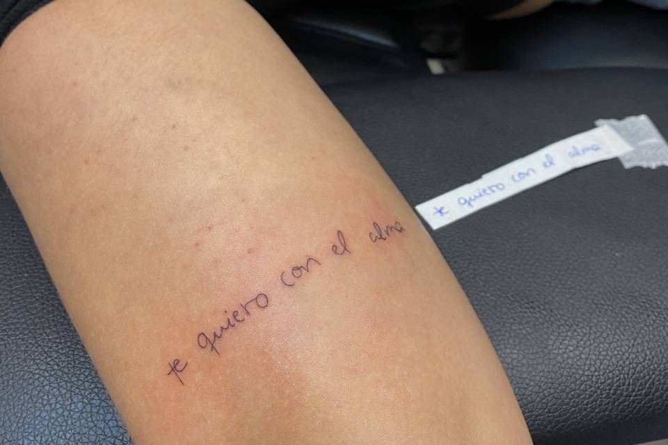 Tattoo frase escrita a mano