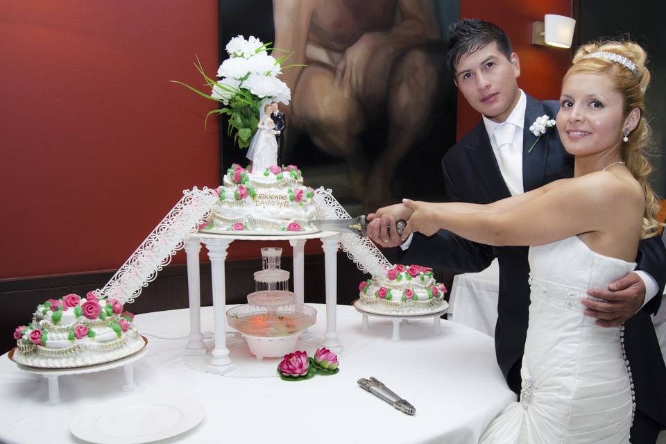 Novios con tarta