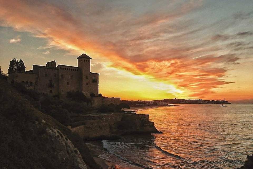 Castell de Tamarit al atardecer