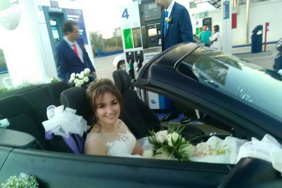 La novia en el coche