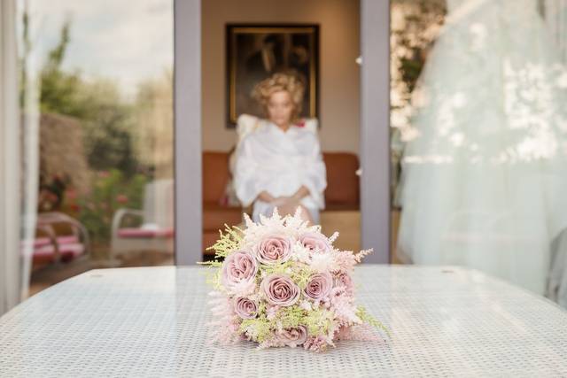 Ramo de flores con la novia de fondo