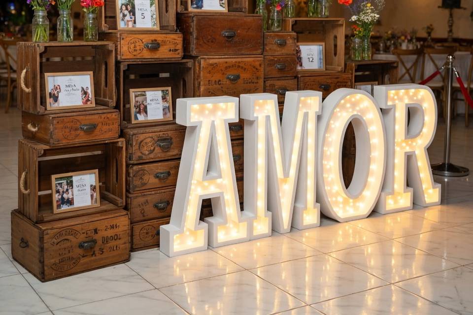 Letras AMOR iluminadas