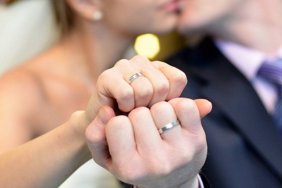 El novio con la novia y sus anillos