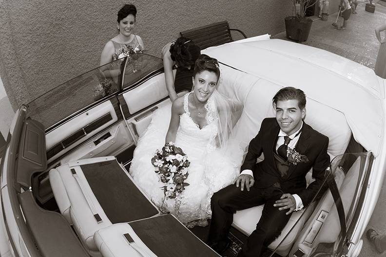 Los novios en el coche