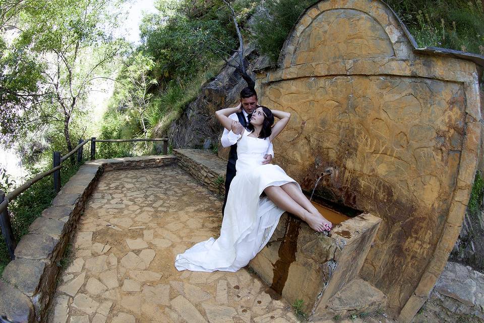 Postboda en el rio