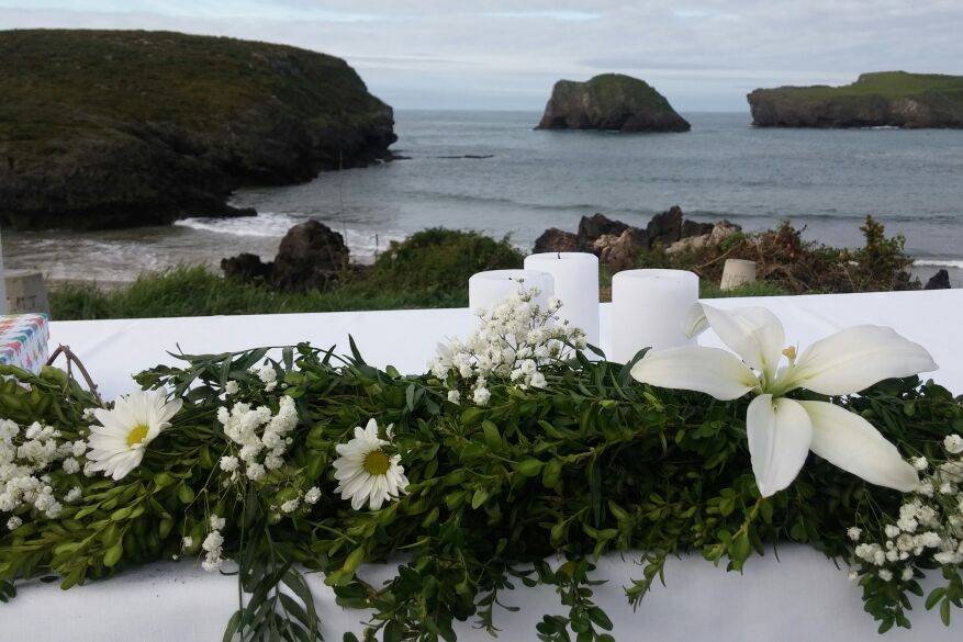 Altar de boda civil en el acantilado