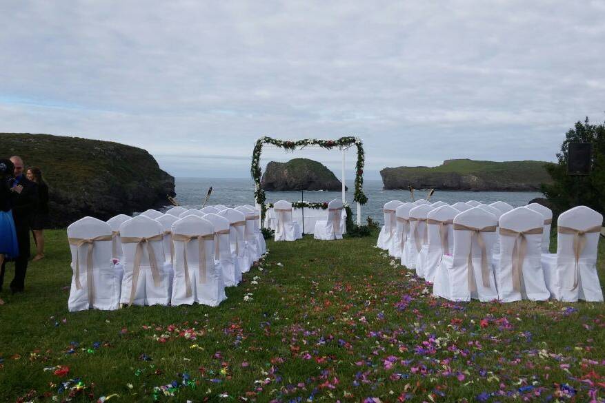 Altar de boda civil en el acantilado