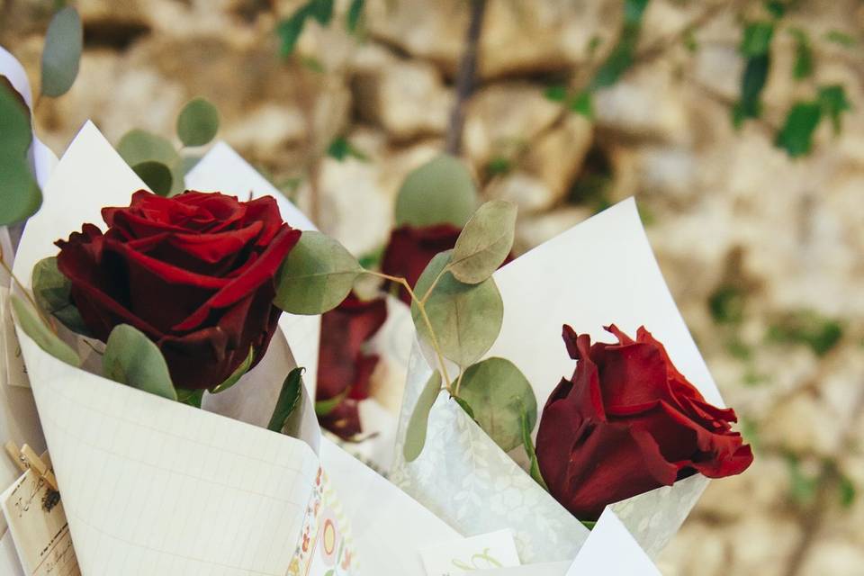 Detalle de regalo de rosas para bautizo