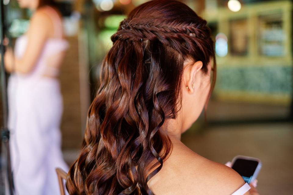 detalle_trenza_rizada_cabello_castano