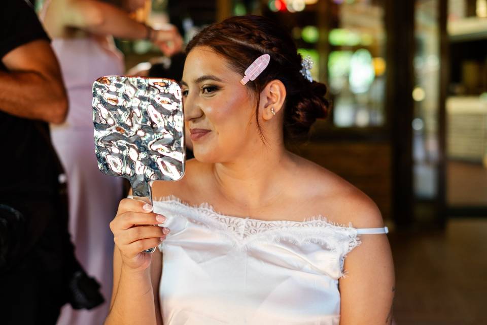 novia_espejo_mano_preparacion
