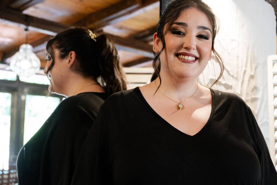 persona_sonriendo_reflejada_espejo