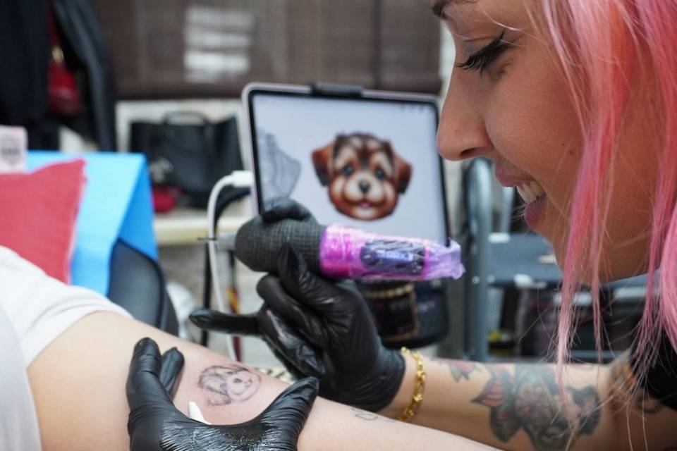 Ester Tatuando