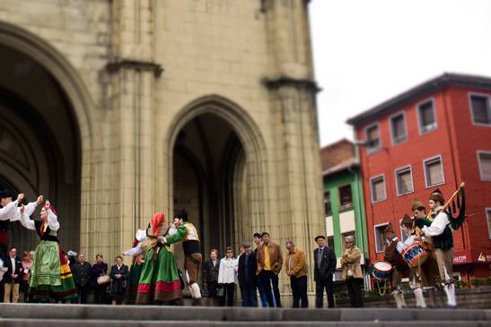 Gaiteros asturianos y baile tradicional