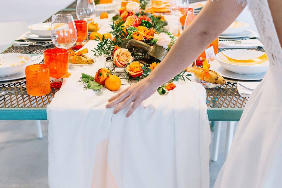 Decoración mesa boda naranja