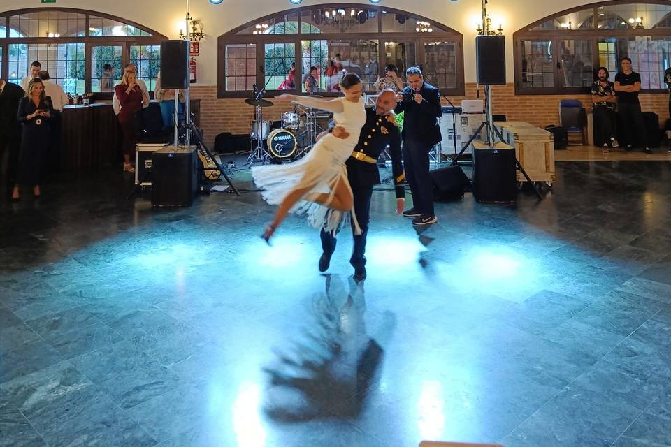 Esta pareja sabe bailar