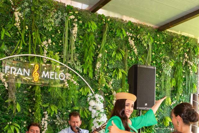 Bailarines profesionales con vestidos verdes
