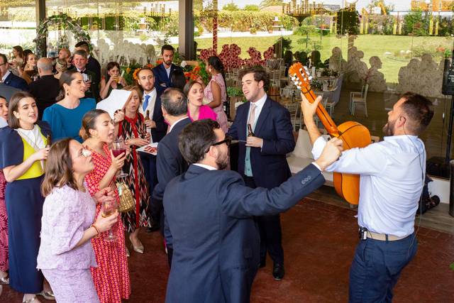 Invitados bailando cerca de la banda