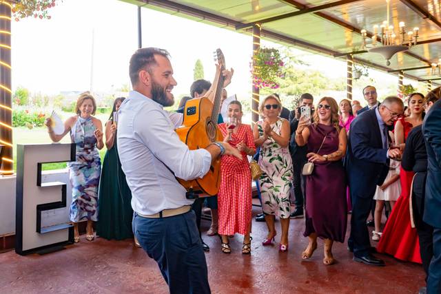 Violinista actuando para invitados bailando