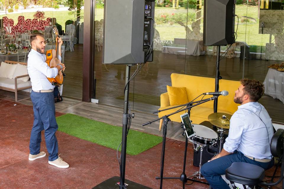 Dúo musical actuando en el escenario