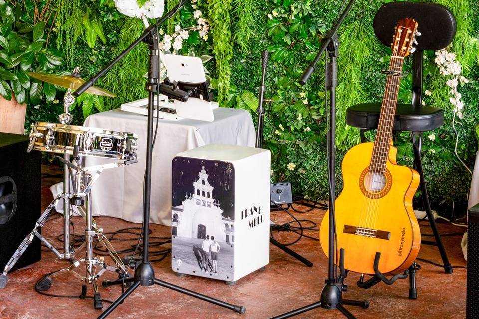 Escenario con equipo musical vacío