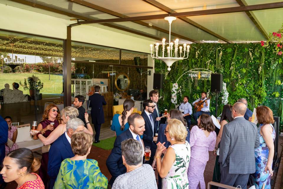 Gran grupo de invitados celebrando